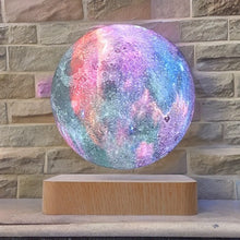 Indlæs billede til gallerivisning Kosmos-lampe med valnøddetræ-look base - Elegante valnøddetræs detaljer tilføjer en sofistikeret touc