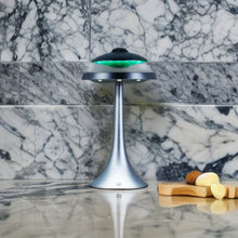 Indlæs billede til gallerivisning Ufo fremvist på et køkkenbord af mamor, inspirende design trend for juleaften gave ide 2023