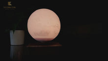 Indlæs og afspil video i gallerivisning Oplev den unikke kombination af videnskab og elegance med vores magnetiske svævende Mars-lampe