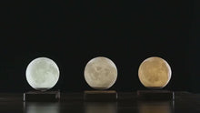 Indlæs og afspil video i gallerivisning Månelampe - 3 forskellige afslappende farver
