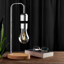 Indlæs billede til gallerivisning Eksklusiv lampe med svævende pære og moderne æstetik