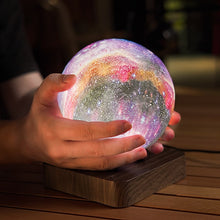 Indlæs billede til gallerivisning Svævende lampe skaber en kosmisk atmosfære i dit hjem.