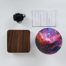 Indlæs billede til gallerivisning Kosmos-lampe med valnøddetræ-look base - Elegante valnøddetræs detaljer tilføjer en sofistikeret touch