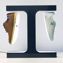 Indlæs billede til gallerivisning skodisplayet i et professionelt butiksmiljø, hvor det tiltrækker opmærksomhed fra kunderne. Den innovative og unikke fremvisning af skoene skaber et imponerende blikfang i butikken