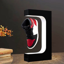 Indlæs billede til gallerivisning Skodisplayets innovative design fremviser skoenes unikhed og kvalitet med en svævende og unik præsentation
