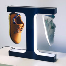 Load image into Gallery viewer, viser vores svævende skodisplay i aktion, hvor et par stilfulde sko svæver og roterer i luften. Det lysskiftende display fremhæver skoens detaljer og tilføjer en magisk effekt

