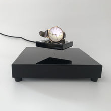 Load image into Gallery viewer, Elektromagnetisk levitationsstand med roterende skive, der viser objektet fra alle vinkler
