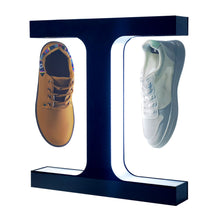 Load image into Gallery viewer, her kan du se skodisplayet fra en anden vinkel, hvor det fremviser et par elegante højhælede sko. Den svævende effekt og de skiftende farver skaber en fascinerende visuel oplevelse
